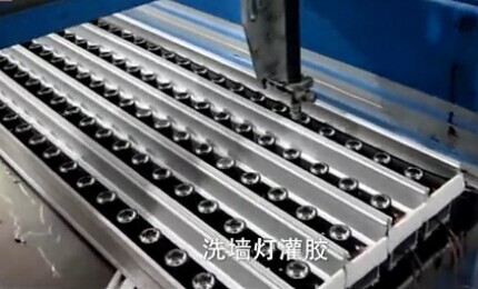 洗墙灯点胶.jpg 洗墙灯点胶.jpg